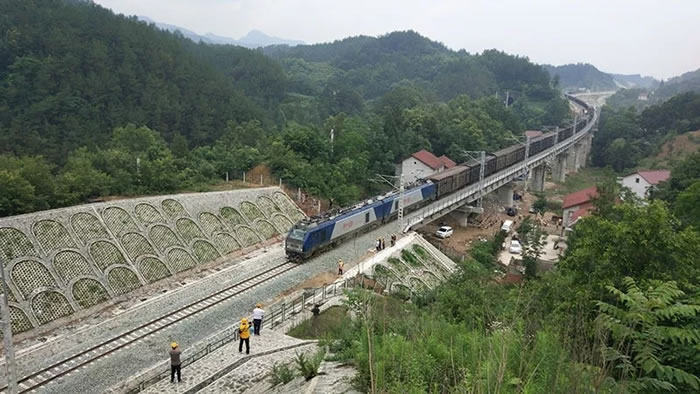 陕南首条双线电气化铁路阳安二线全线通车